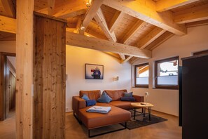 TV, books - Sky, stone pine & mountains - your wellness oasis with its own sauna in Berchtesgaden (Berchtesgaden)