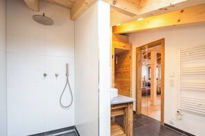 Shower, hair dryer, towels - Sky, stone pine & mountains - your wellness oasis with its own sauna in Berchtesgaden (Berchtesgaden)
