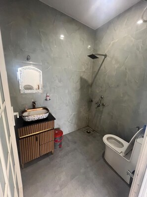 Dutxa, articles de tocador gratuïts, tovalloles i sabó 