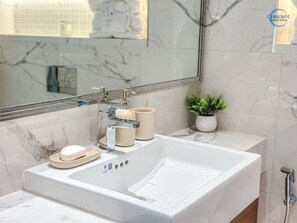 Regadera, secadora de cabello, bidet, toallas 