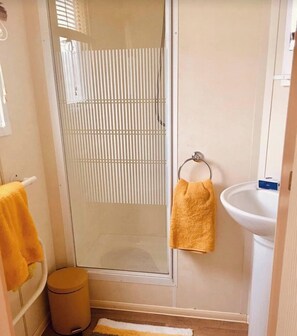 Bruser, hårtørrer, Toiletpapir