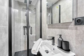 Shower, hair dryer, shampoo - Marais — Modern comfort & Parisian charm (Paris)