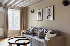 TV - Marais — Modern comfort & Parisian charm (Paris)