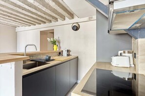 Fridge, coffee/tea maker, electric kettle, toaster - Marais — Modern comfort & Parisian charm (Paris)