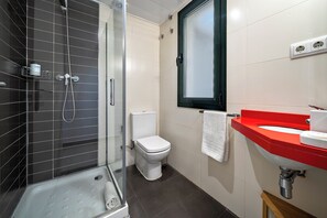 Shower, hair dryer, towels - Verdi Bajos - Habitat Apartments (Barcelona)