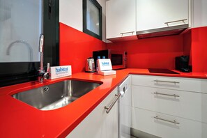 Fridge, microwave, dishwasher, coffee/tea maker - Verdi Bajos - Habitat Apartments (Barcelona)