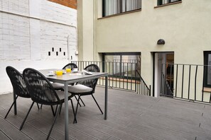 Outdoor dining - Verdi Entresuelo - Habitat Apartments (Barcelona)