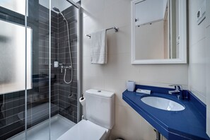 Shower, hair dryer - Verdi 11 - Habitat Apartments (Barcelona)