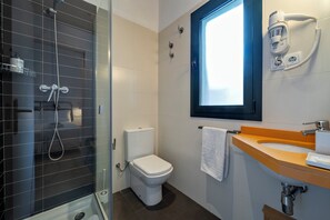 Shower, hair dryer - Verdi 12 - Habitat Apartments (Barcelona)