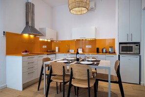 Fridge, microwave, dishwasher, toaster - Verdi 12 - Habitat Apartments (Barcelona)