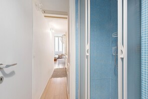 Shower, hair dryer, towels - Delightful Apartment near Vatican/Saint Peter's Area (Roma)