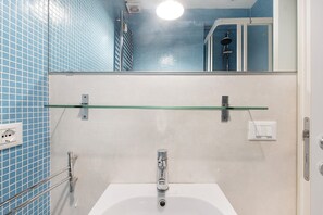 Een douche, een haardroger, handdoeken