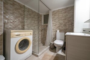 Haartrockner, Handtücher, Seife, Toilettenpapier