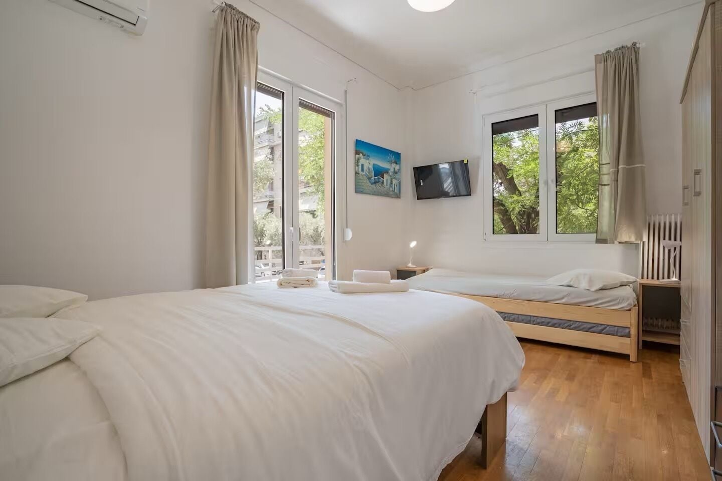 Tabla de planchar con plancha, internet y ropa de cama 