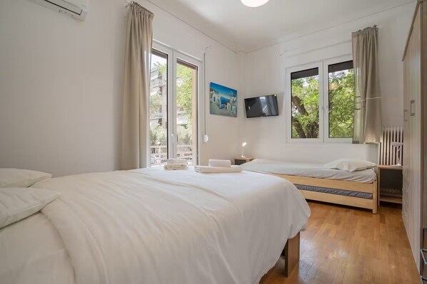 Iron/ironing board, Internet, bed sheets