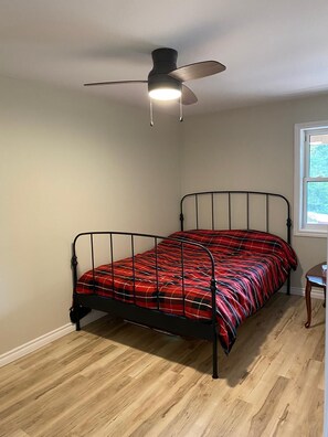 4 室のベッドルーム、WiFi (無料)、ベッドシーツ