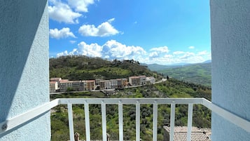 Maison, balcon, vue montagne | Enceinte de lâhĂ©bergement