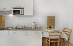 Fridge, microwave, stovetop, coffee/tea maker - Apartment with pool near Umag (Valica)
