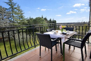 Outdoor dining - Flat with pool close to Kanegra Beach (Valica)