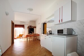 Fridge, microwave, stovetop, coffee/tea maker - Apartment with pool near Kanegra Beach (Valica)