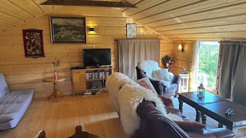 Cabin, 2 Bedrooms, Accessible, Balcony | Living room