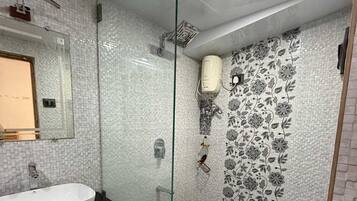 Vil·la, vistes al jardí | Bany | Dutxa, articles de tocador gratuïts, tovalloles i sabó