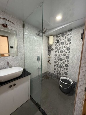 Vil·la, vistes al jardí | Bany | Dutxa, articles de tocador gratuïts, tovalloles i sabó 