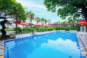 Una piscina al aire libre