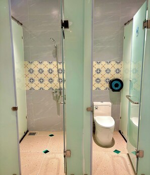 Dusj, hårføner og toalettpapir