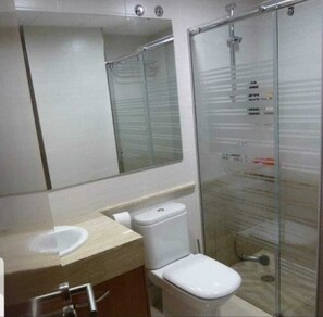 Dusche, Haartrockner, Seife, Toilettenpapier
