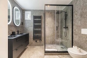 Shower, hair dryer, shampoo - Triplex d'exception 150m2 - 6BR (Paris)