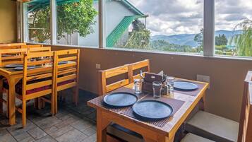 Luxury Room | Outdoor dining