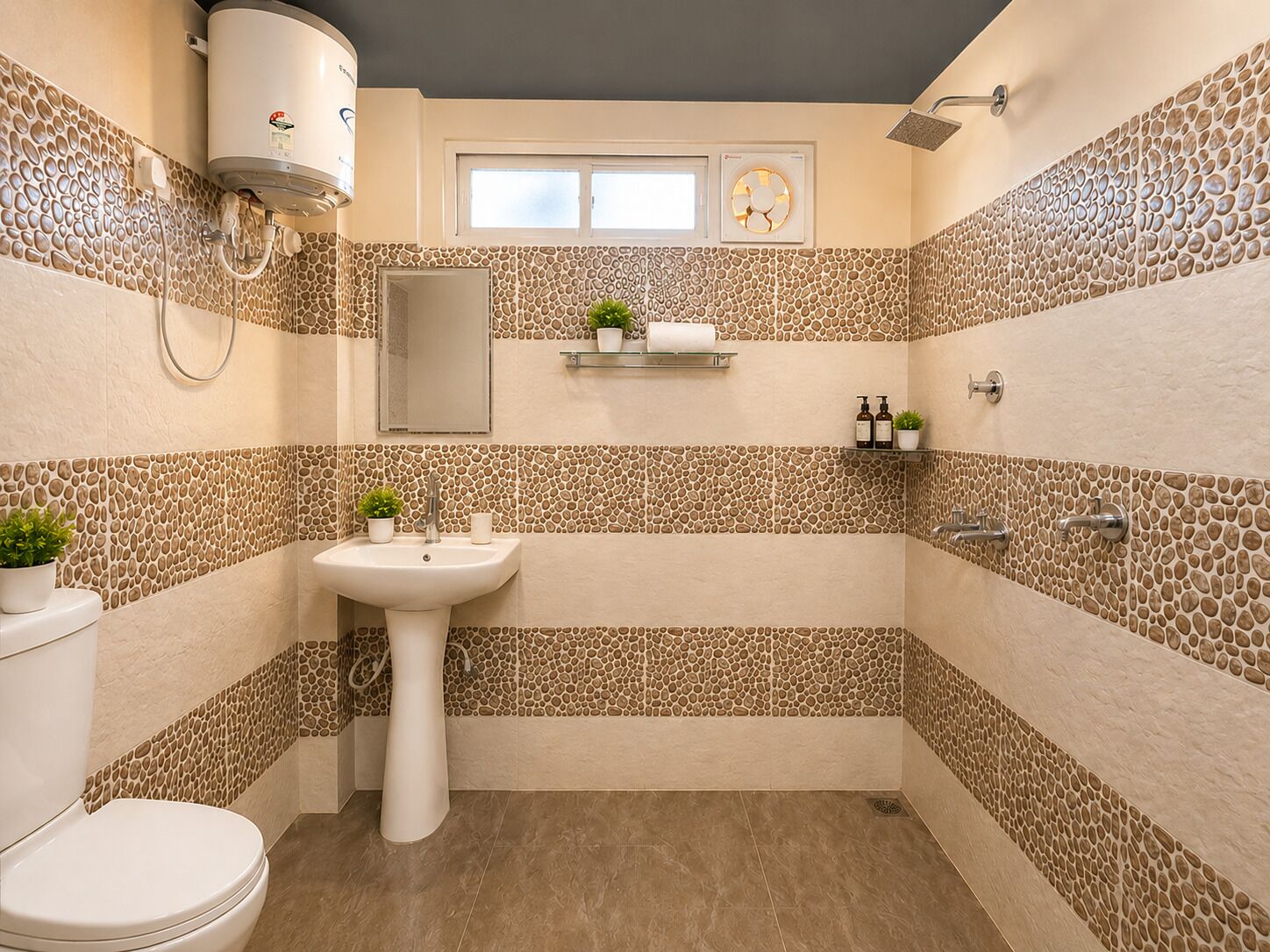 Ein Badezimmer mit einem Standwaschbecken, einer Toilette, einer Dusche und einem kleinen Ablagebrett mit Toilettenartikeln.