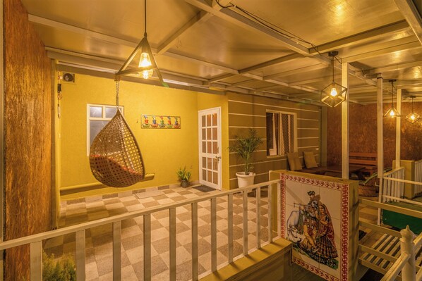 Presidential Studio | Desk - Five Hill Cottage Mukteshwar (Mukteshwar)