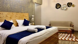 Premier Room | Desk - Five Hill Cottage Mukteshwar (Mukteshwar)