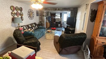 Mobile Home, 1 Bedroom, Smoking, Patio | Living room