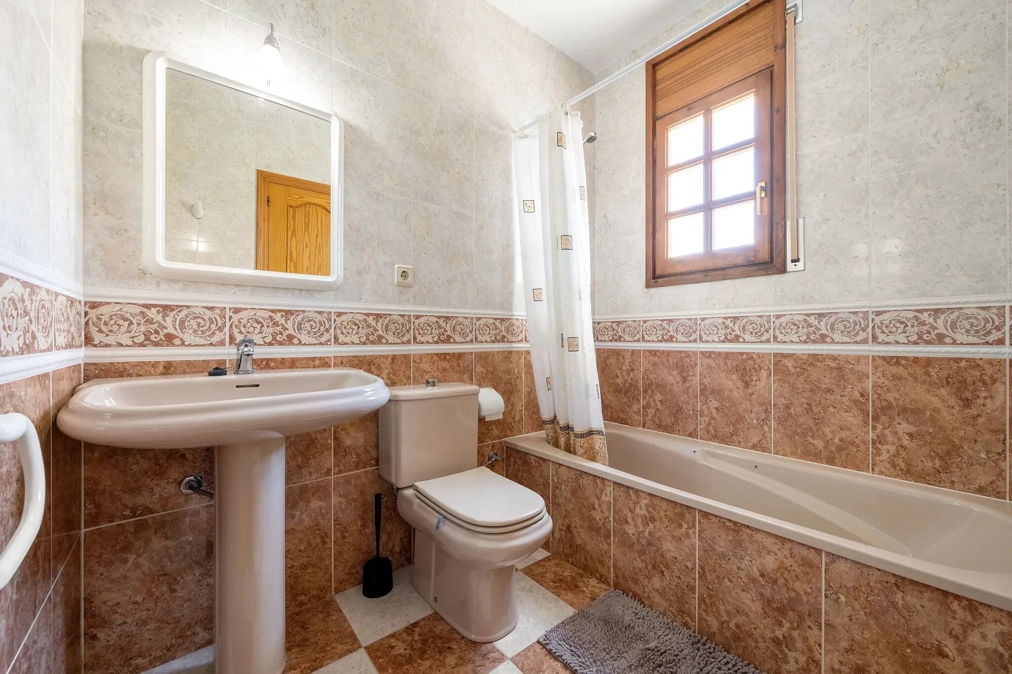 Une salle de bain avec un lavabo, des toilettes et une baignoire.