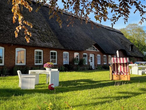 Ole - unter Reet, Strandnah, Hunde erlaubt, Garten, Spielplatz in der Nähe