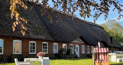 Ole - unter Reet, Strandnah, Hunde erlaubt, Garten, Spielplatz in der Nähe