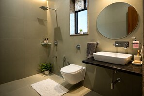 Chambre Double Élite | Salle de bain | Douche, chaussons, serviettes fournies, savon