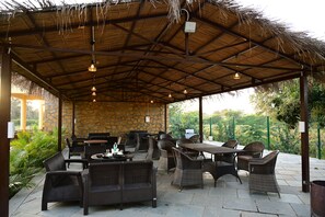 Outdoor dining - Achal Bagh Resort (Abu Road)