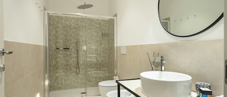 Dusche, Haartrockner, Bidet, Handtücher