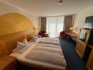 Dobbeltrom – comfort, privat bad, byutsikt | Skrivebord, skrivebord for bærbar PC og blendingsgardiner