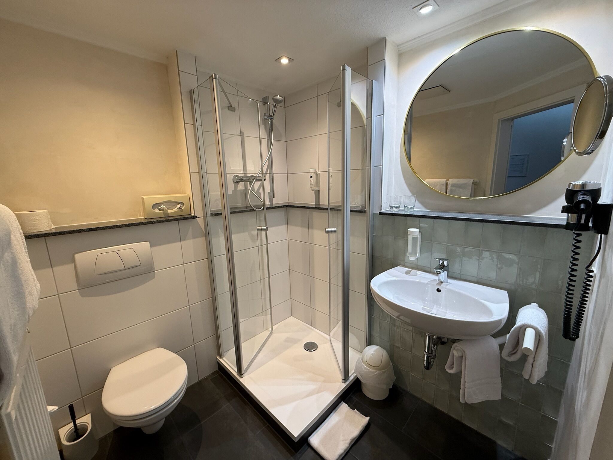 Comfort-Doppelzimmer, eigenes Bad, Stadtblick | Badezimmer | Dusche, Haartrockner, Handtücher, Seife