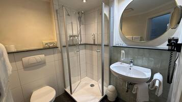 Comfort-Doppelzimmer, eigenes Bad, Stadtblick | Badezimmer | Dusche, Haartrockner, Handtücher, Seife