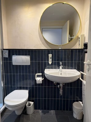 Shower, hair dryer, towels, soap - Hotel gold Self-Check-In-Hotel Pfullendorf (Pfullendorf)