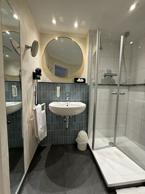 Standard Double Room, Private Bathroom, City View | Bathroom - Hotel gold (Pfullendorf)