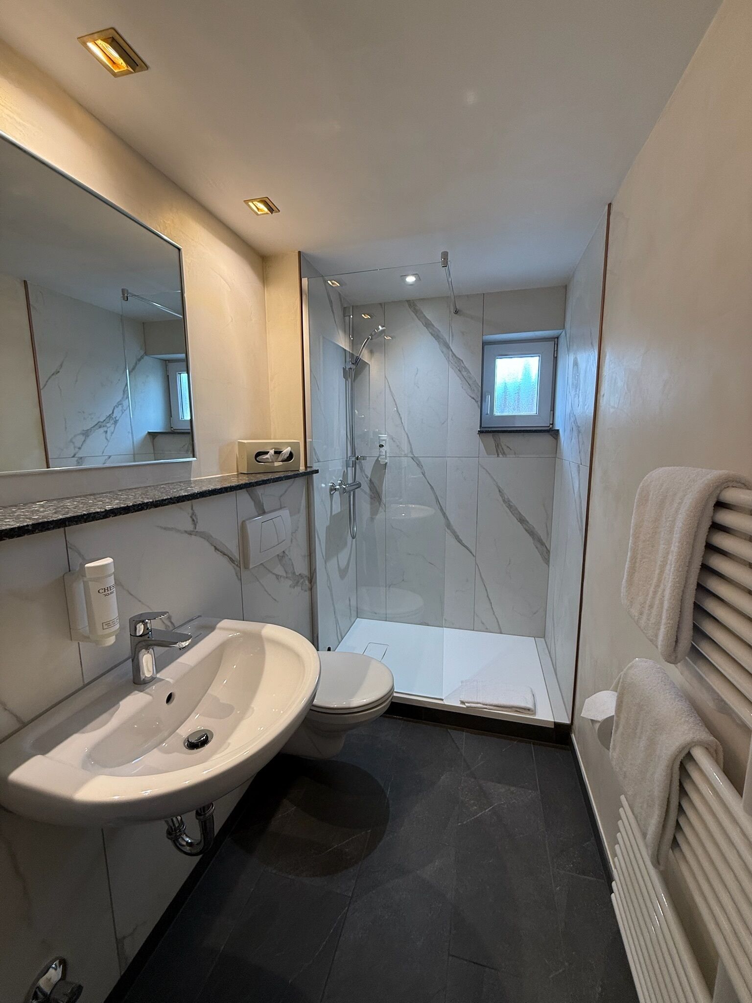 Standard-Doppelzimmer, Stadtblick | Badezimmer | Dusche, Haartrockner, Handtücher, Seife