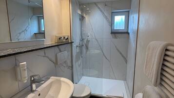 Standard-Doppelzimmer, Stadtblick | Badezimmer | Dusche, Haartrockner, Handtücher, Seife