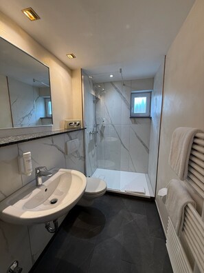 Habitación doble estándar, vista a la ciudad | Baño | Regadera, secadora de cabello, toallas, jabón 